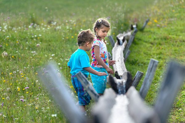 Kinder beim Wasser spielen