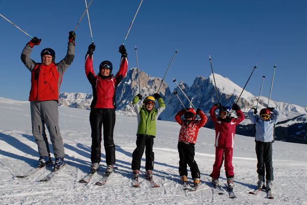 Familienausflug mit Skiern auf der Seiser Alm in den Dolomiten